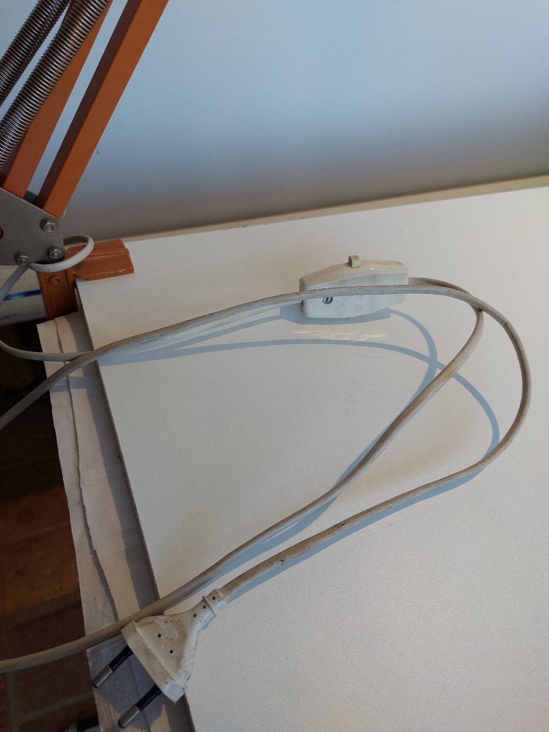 Articulated industrial workshop lamp