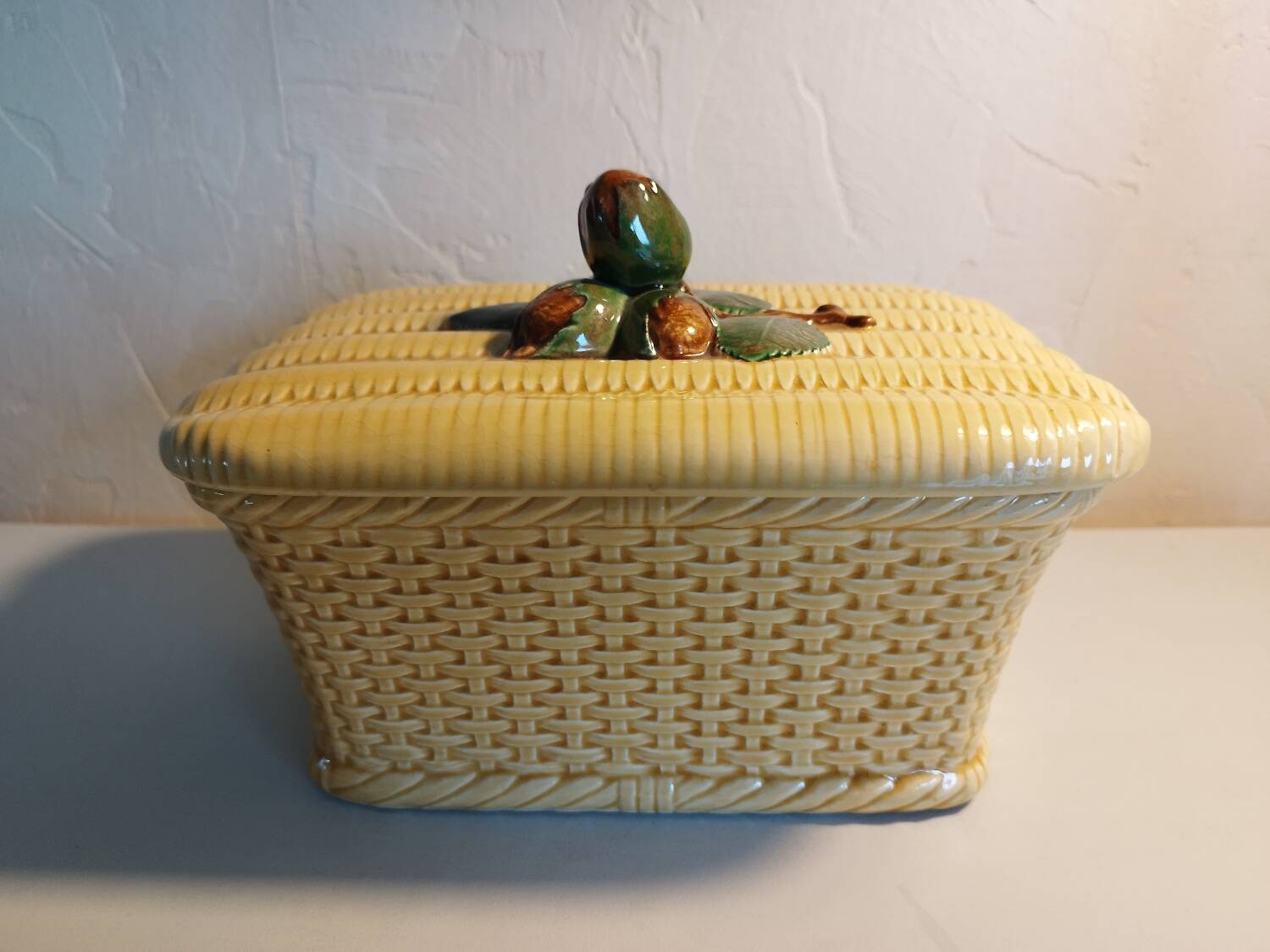 Biscuit tin in barbotine