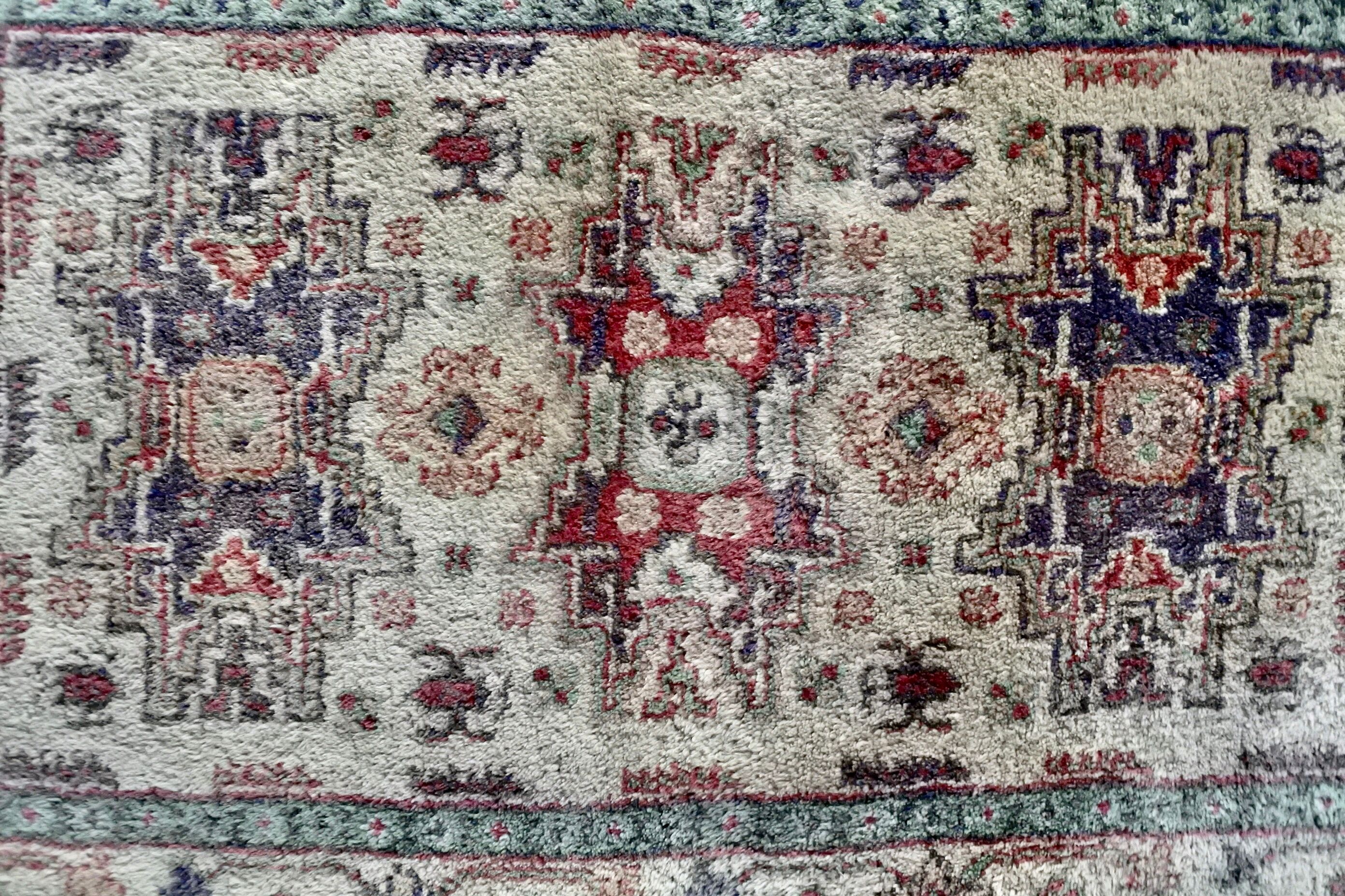 Small hand-knotted Indian rug 92x61cm