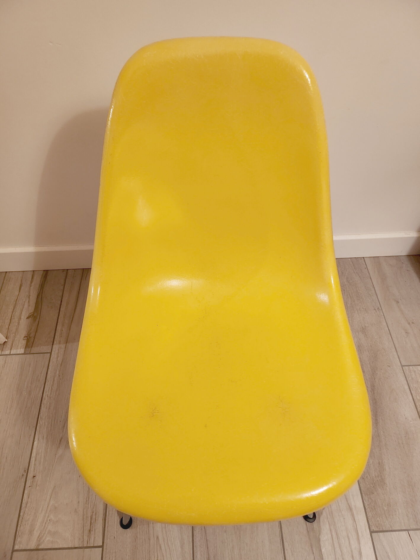 Chaises Eames DSX jaune en fibres de verre de 1975