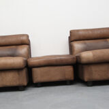 Ensemble de 2 chauffeuses et repose-pieds en cuir de buffle des années 1970