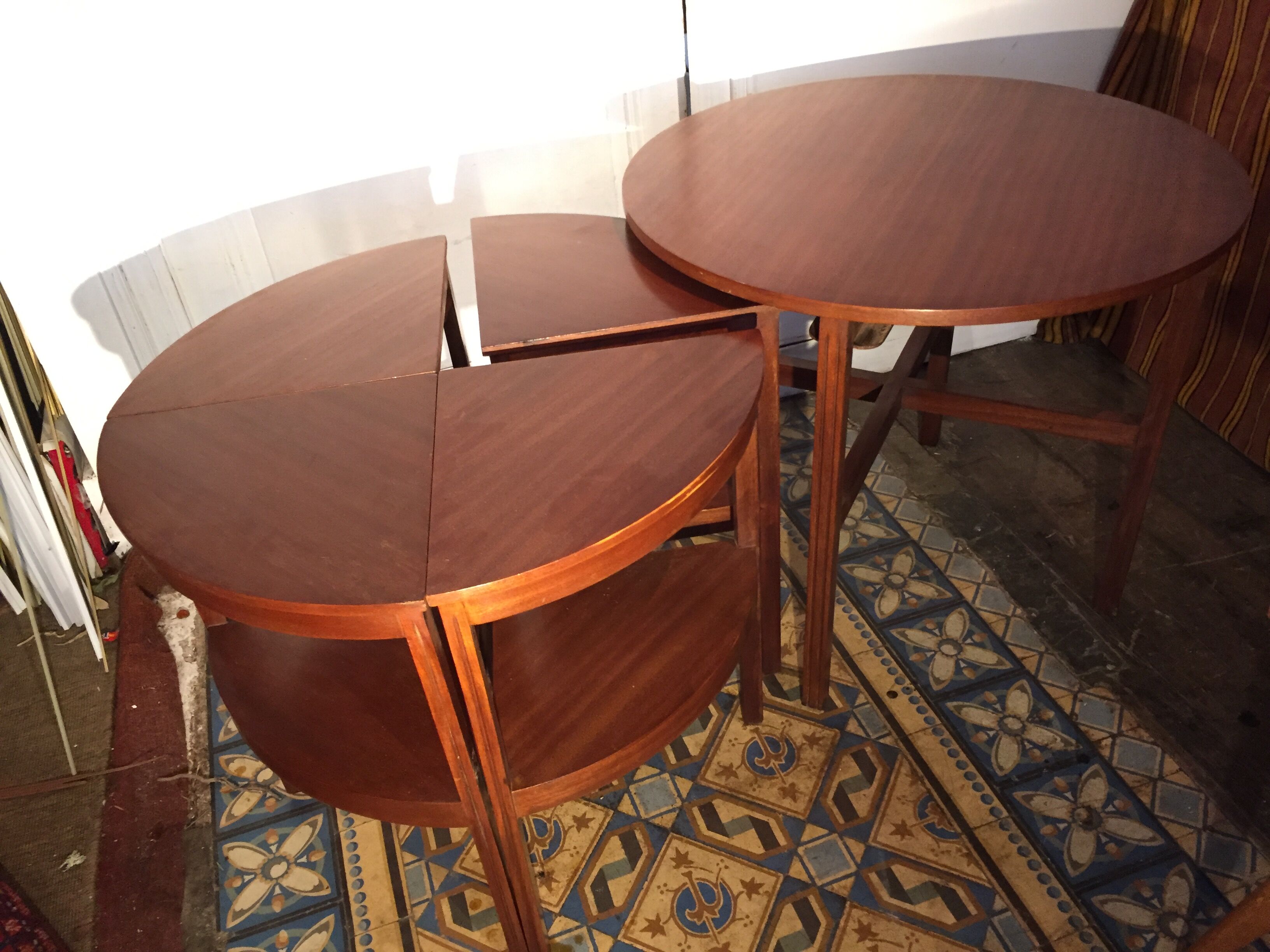 Round nesting tables