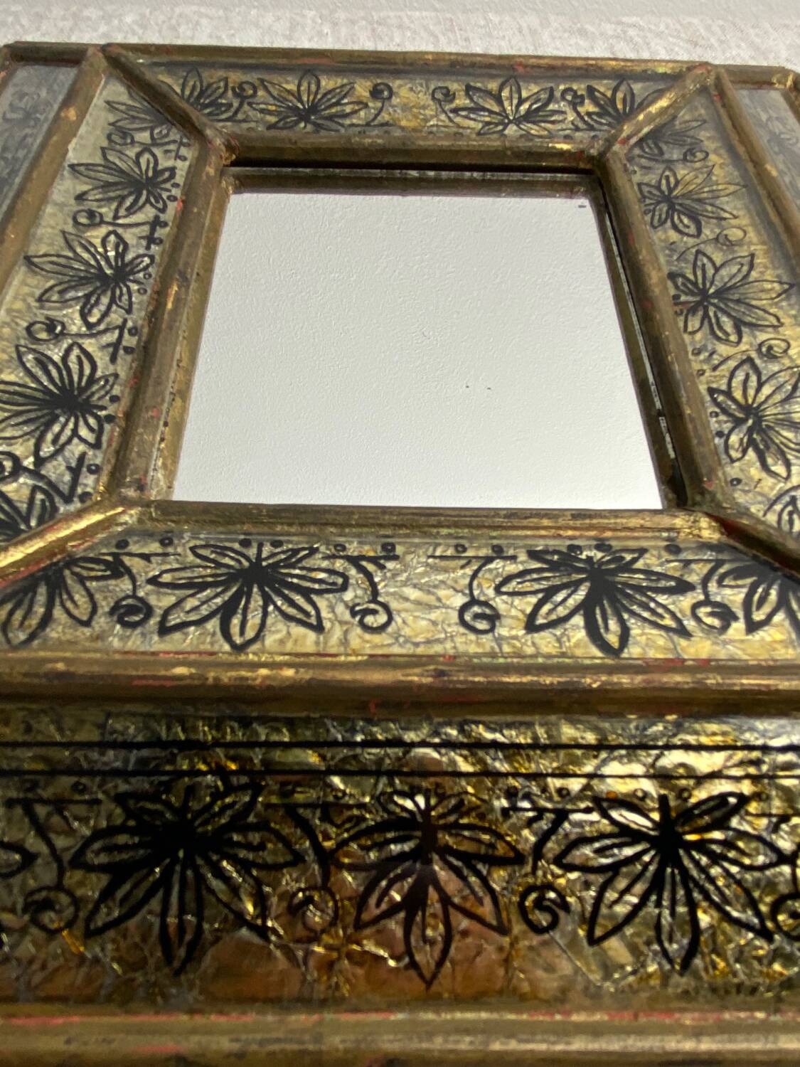 Eglomisé mirror with wooden parecloses