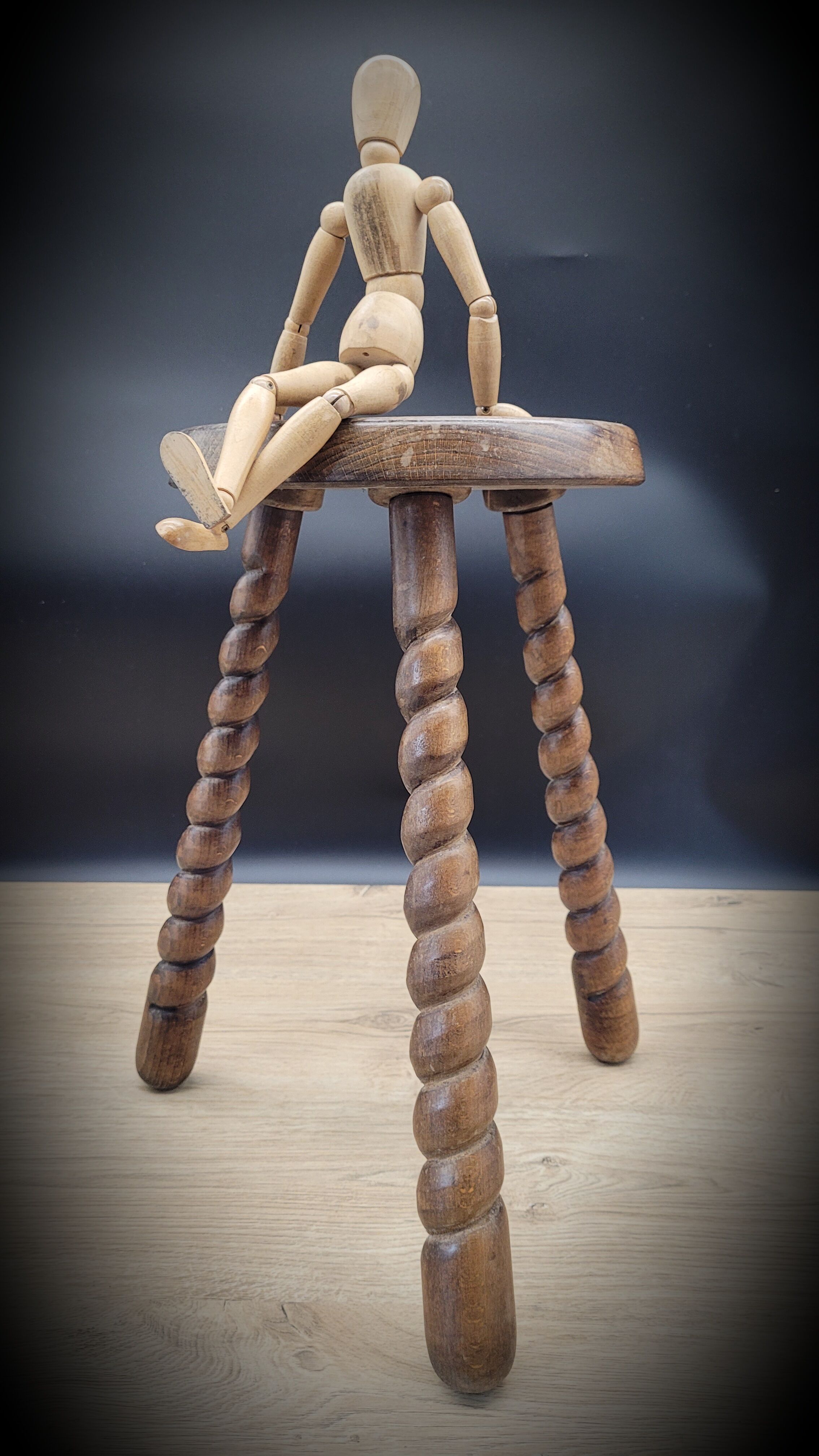 Tripod stool with turned feet