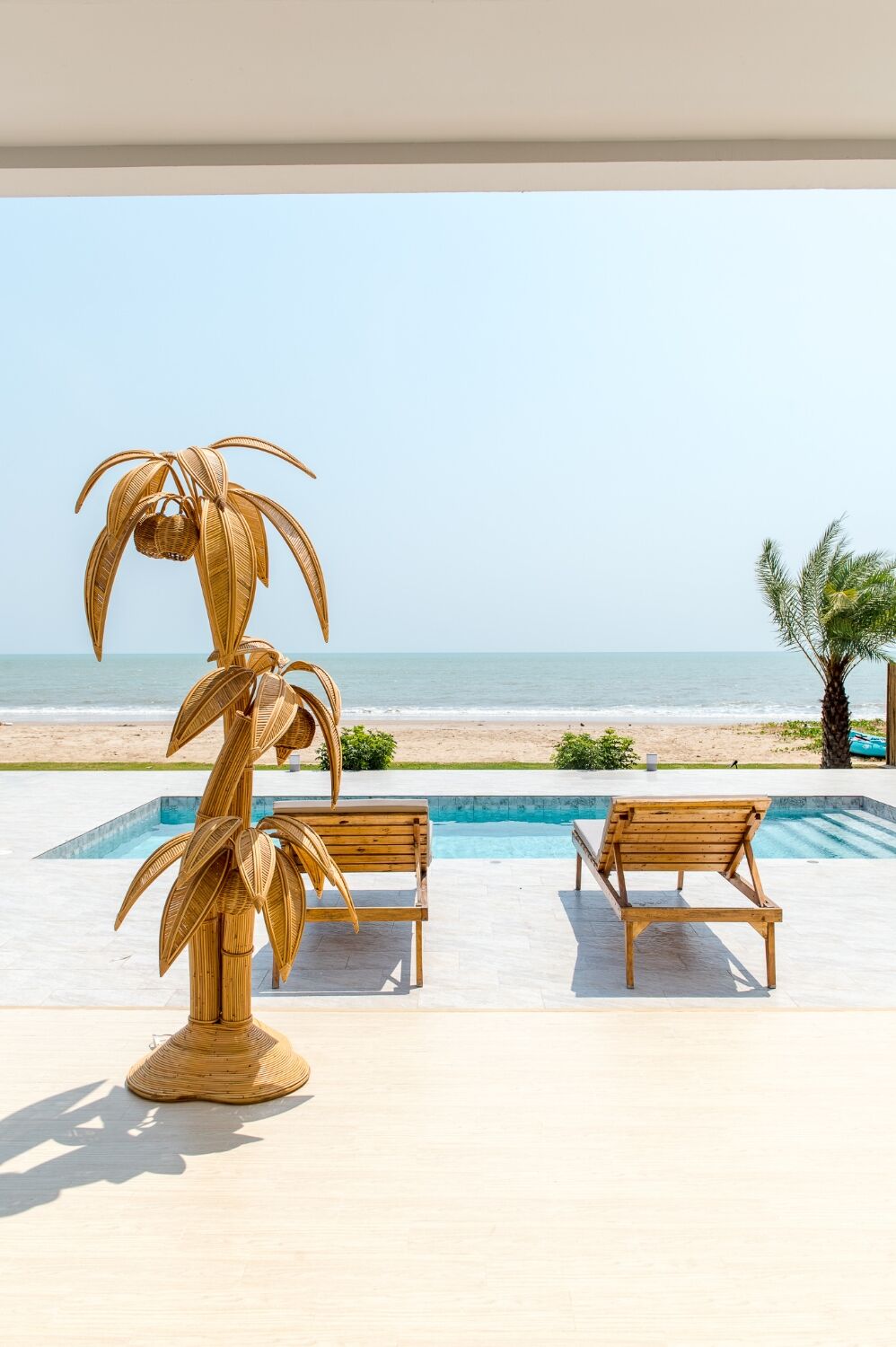 Large rattan coconut/palm tree floor lamp