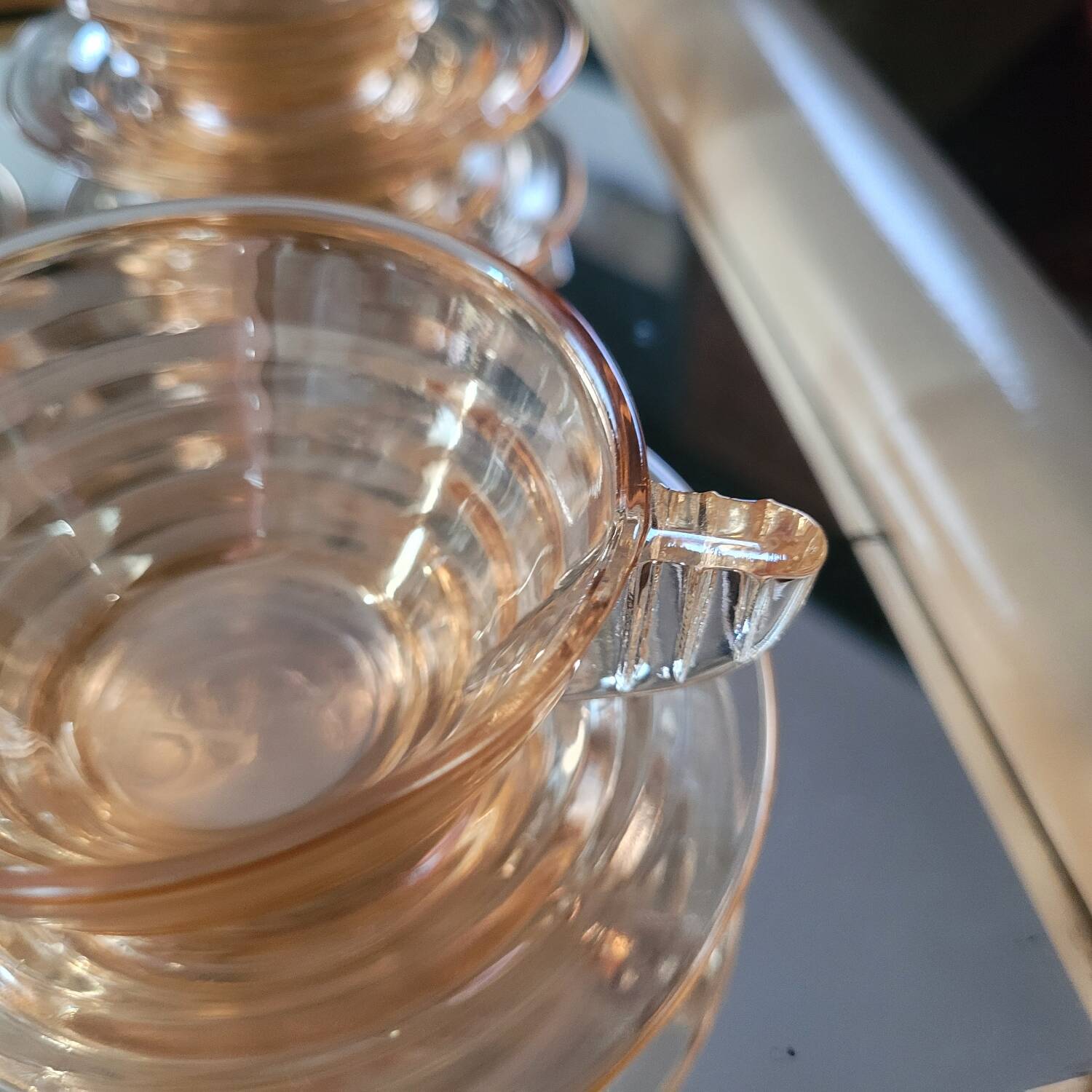 Set of 6 Gondolo cups and saucers in iridescent amber glass – design