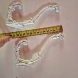 lot de 2 pateres en fonte vintage blanche, petits eclats de peinture année