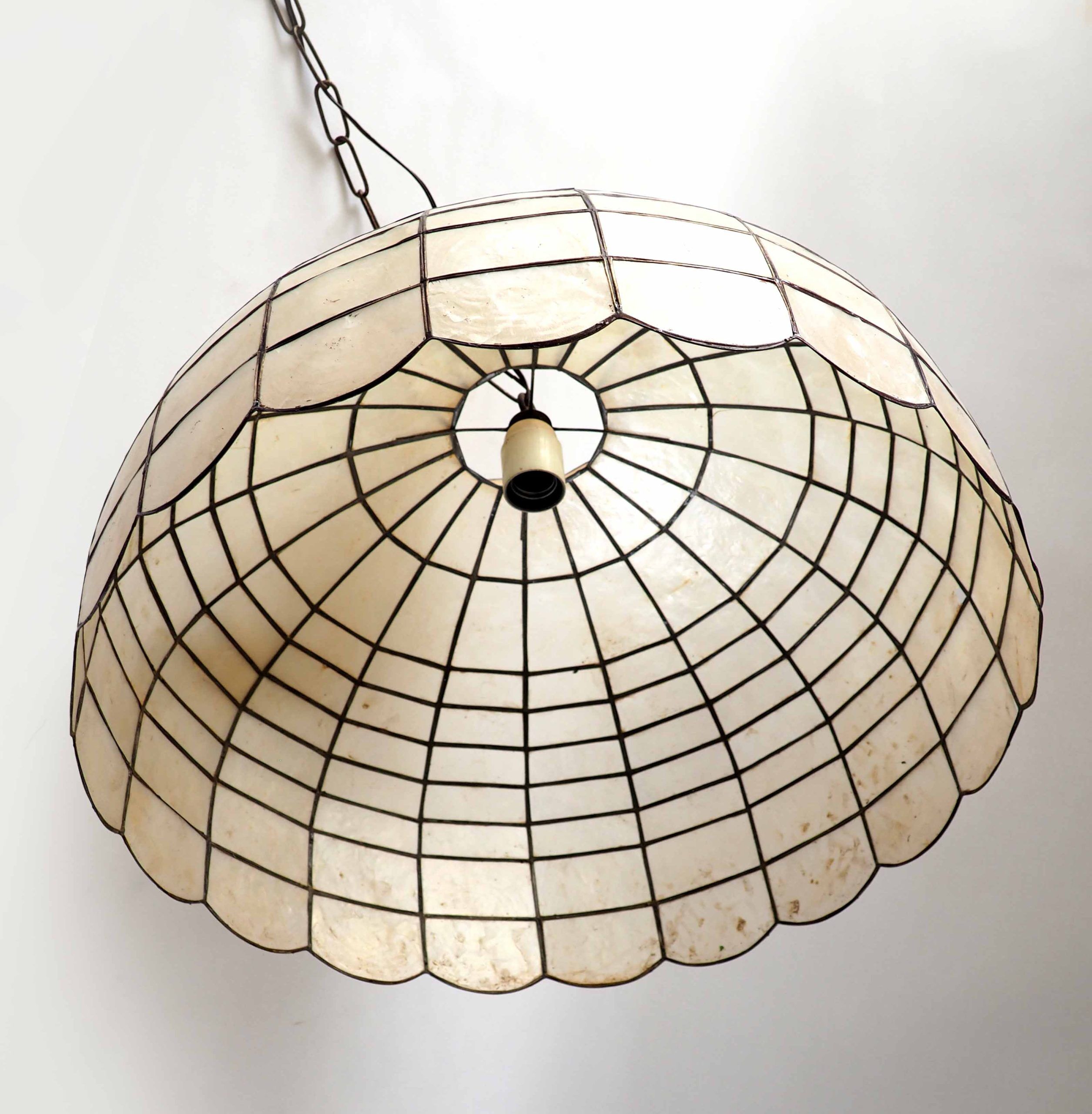 Giant mother-of-pearl mica pendant light