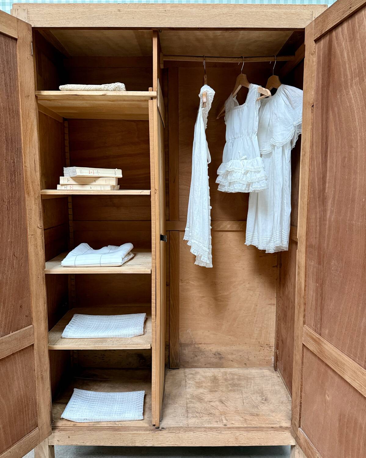 Parisian wardrobe with hanging space (renovated)