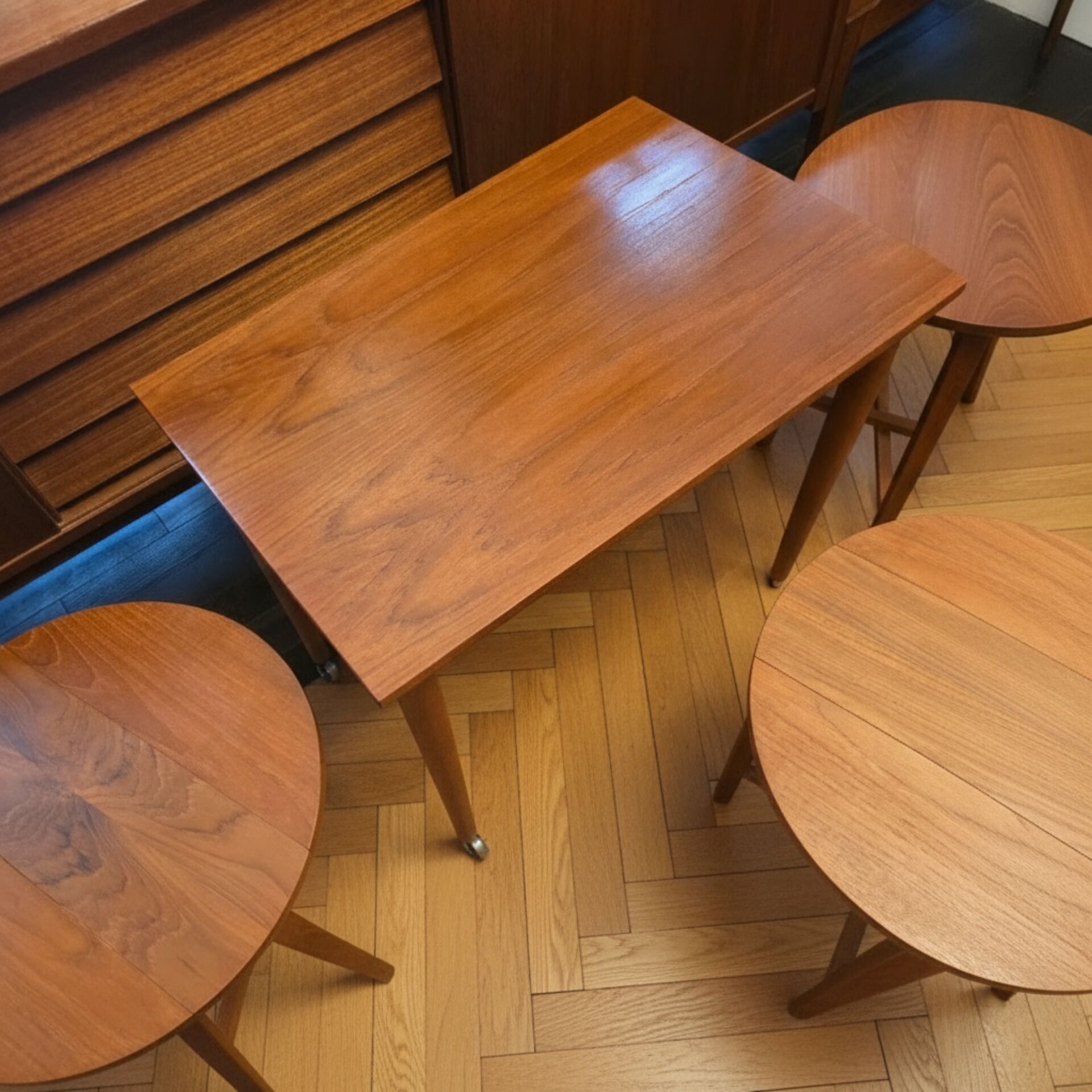 Modular nesting coffee table with 4 integrated stools – Poul Hundeva