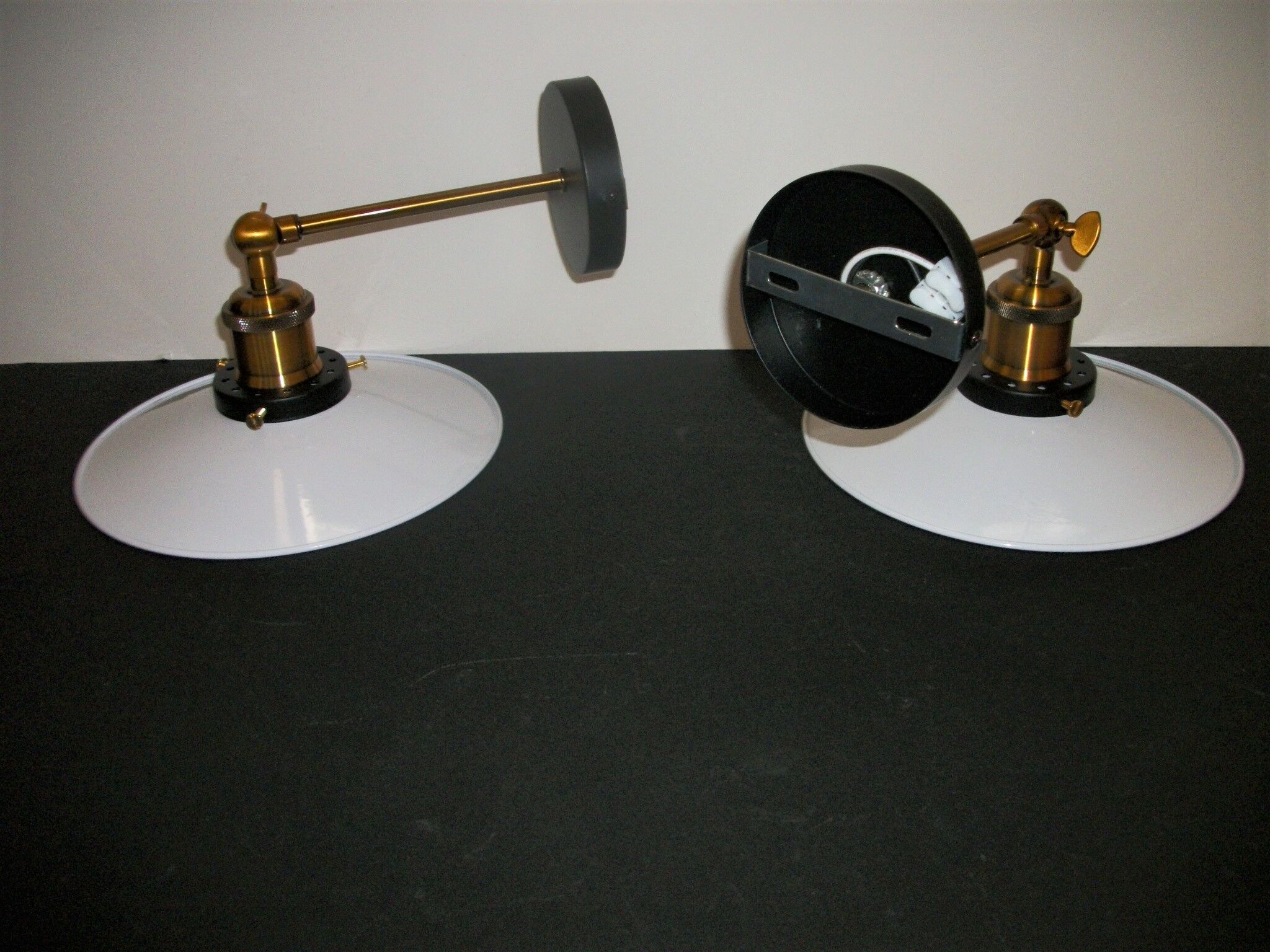 Pair of metal wall lamps in black and white color