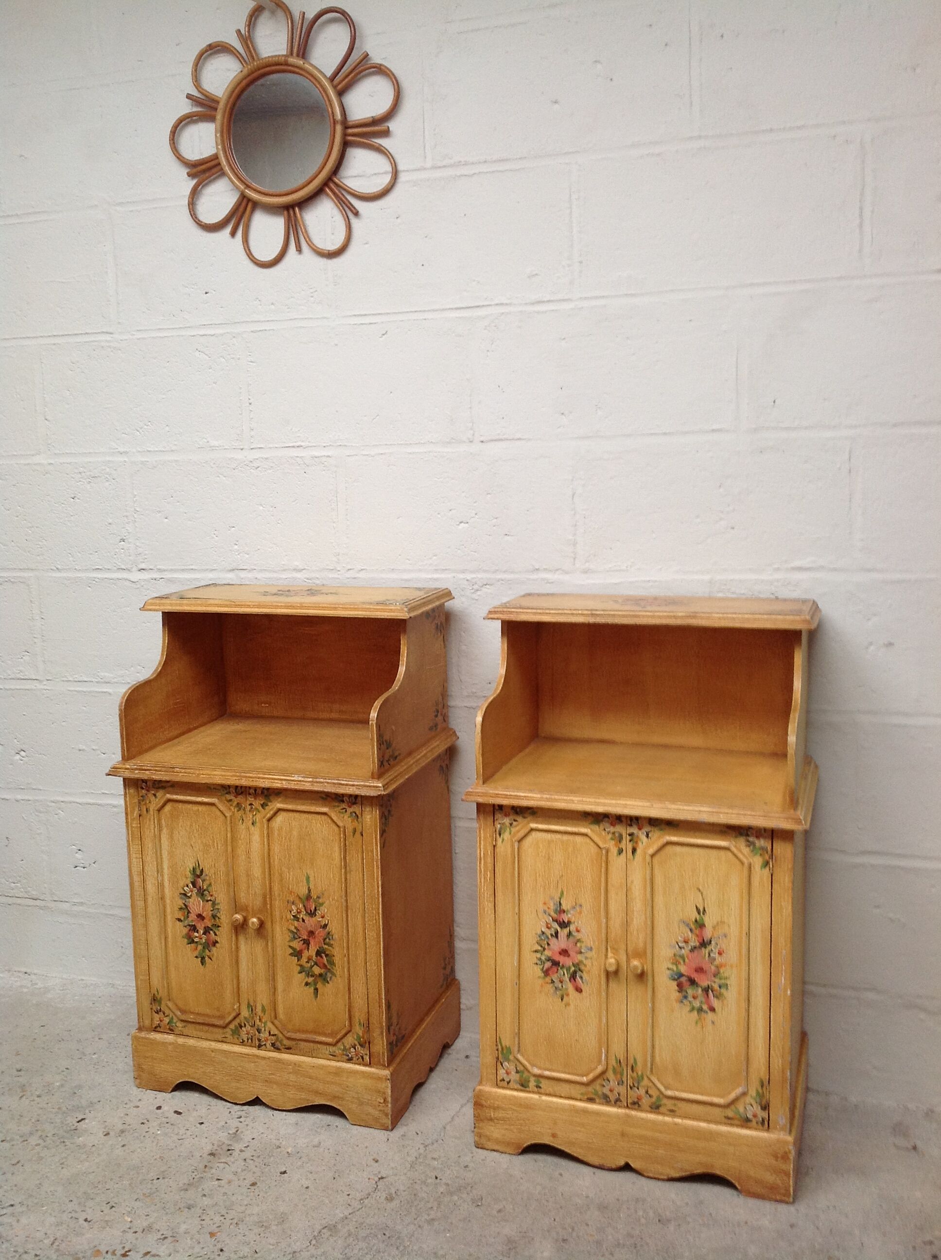 Paire de meubles vintage en bois décor floral