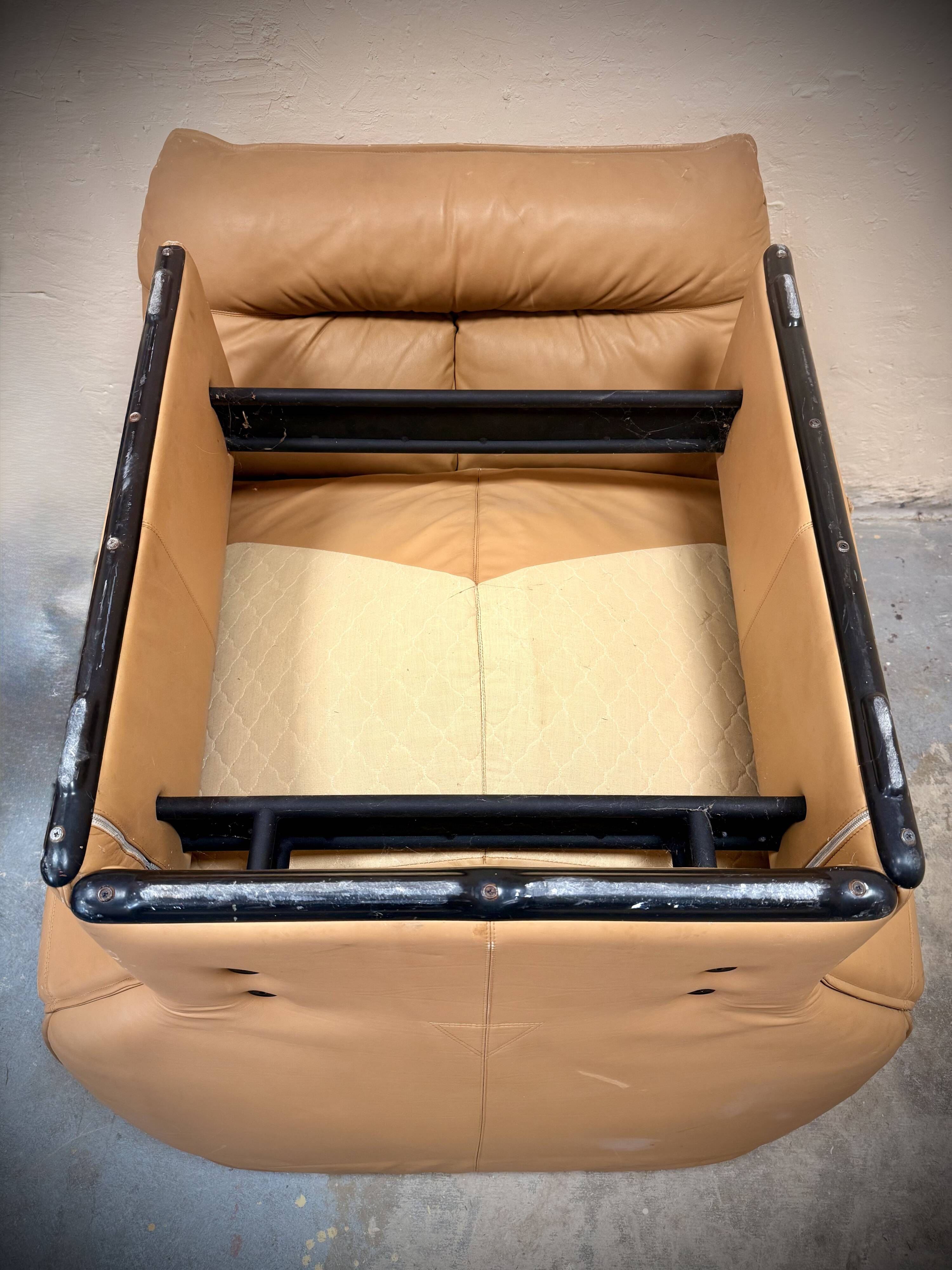 Pair of Gianni Pareschi lounge chairs for Busnelli, vintage leather from the 1970s.