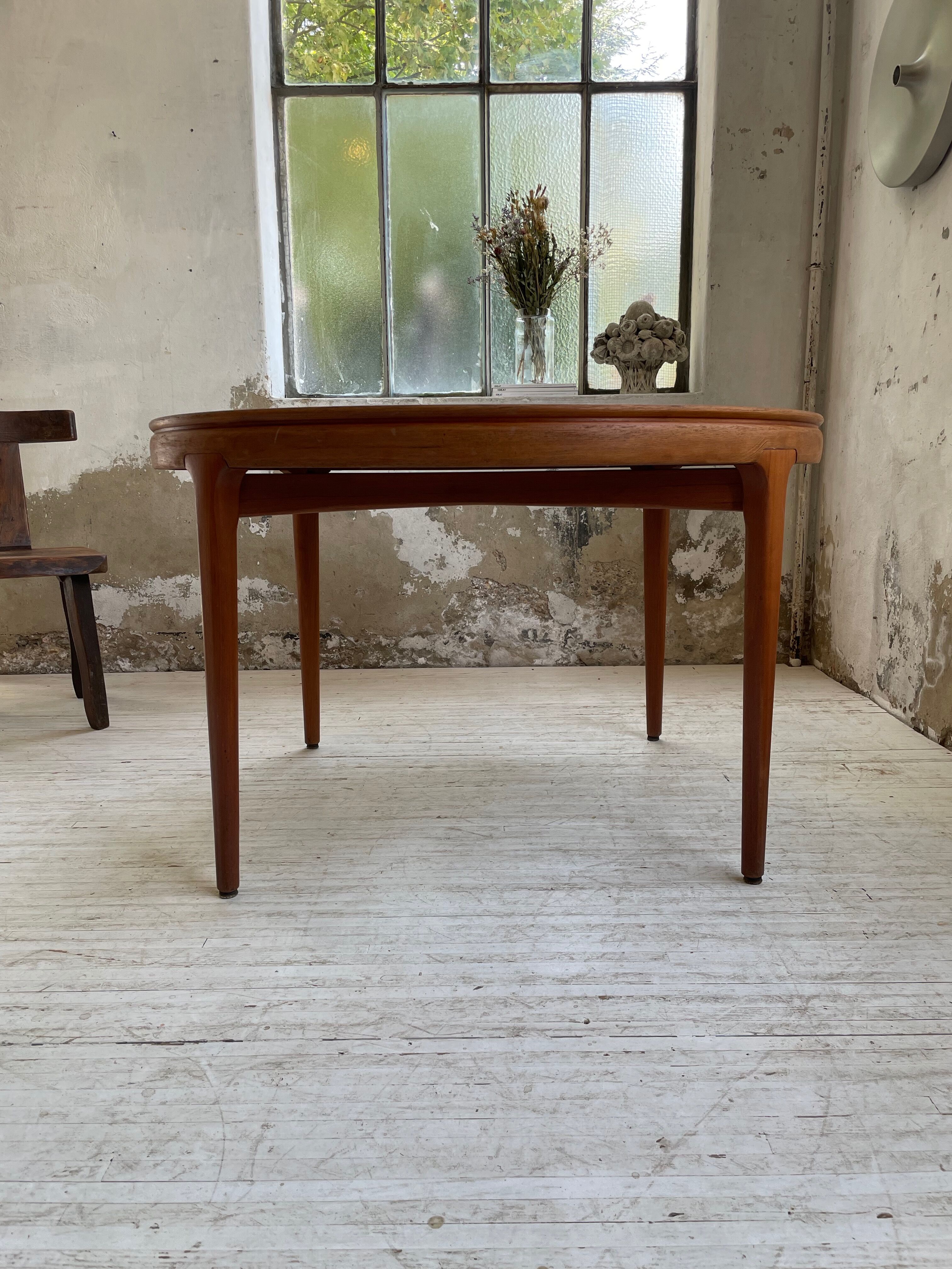 Round table 120-230 cm scandinavian samcom arne hovmand olsen