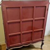A Louis XV style display cabinet with three beechwood shelves and a white marble top.