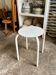 Tabouret en métal blanc