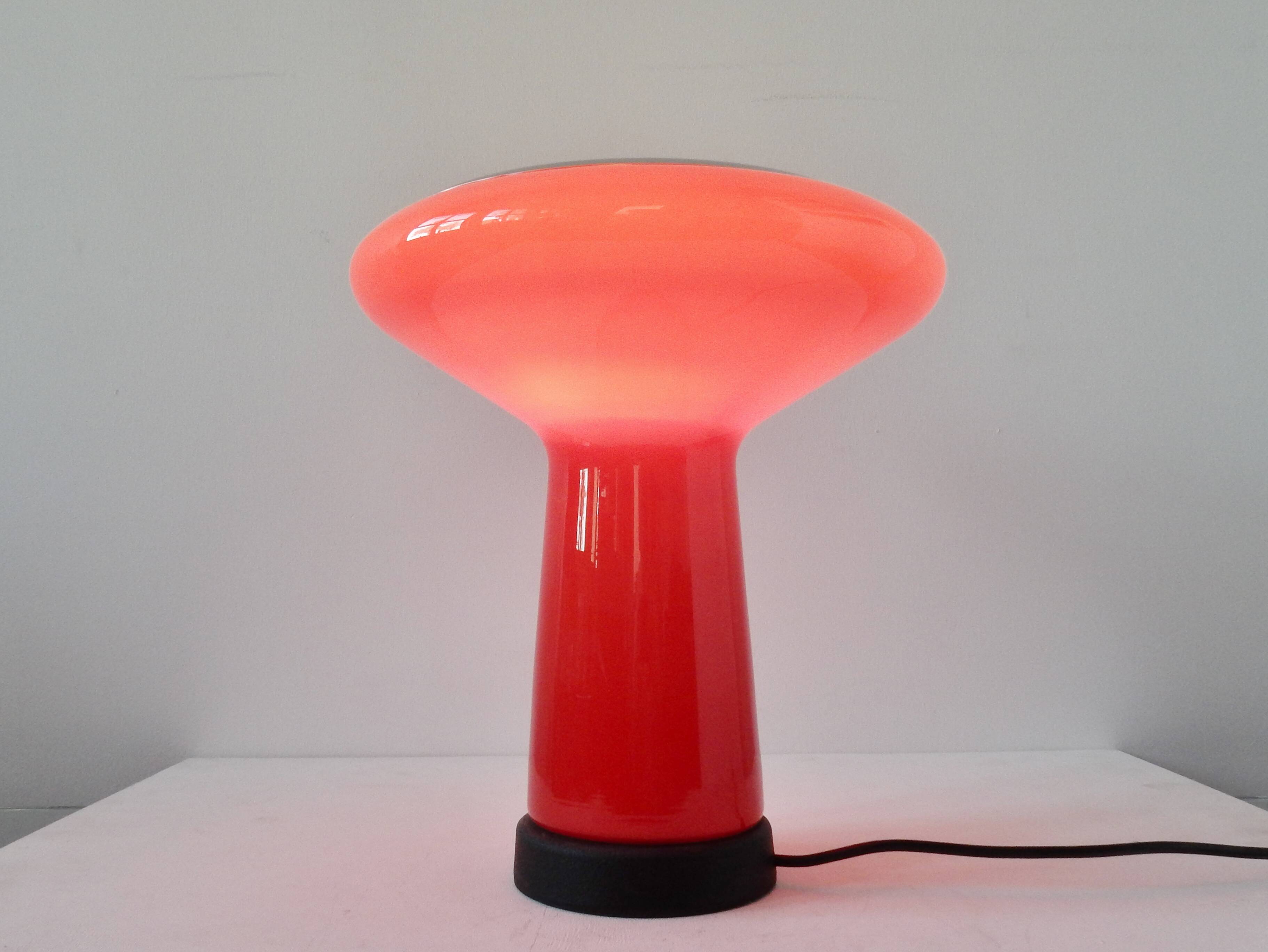 Glass table lamp in red and white glass by Hiemstra Evolux. Netherlands, 1960's