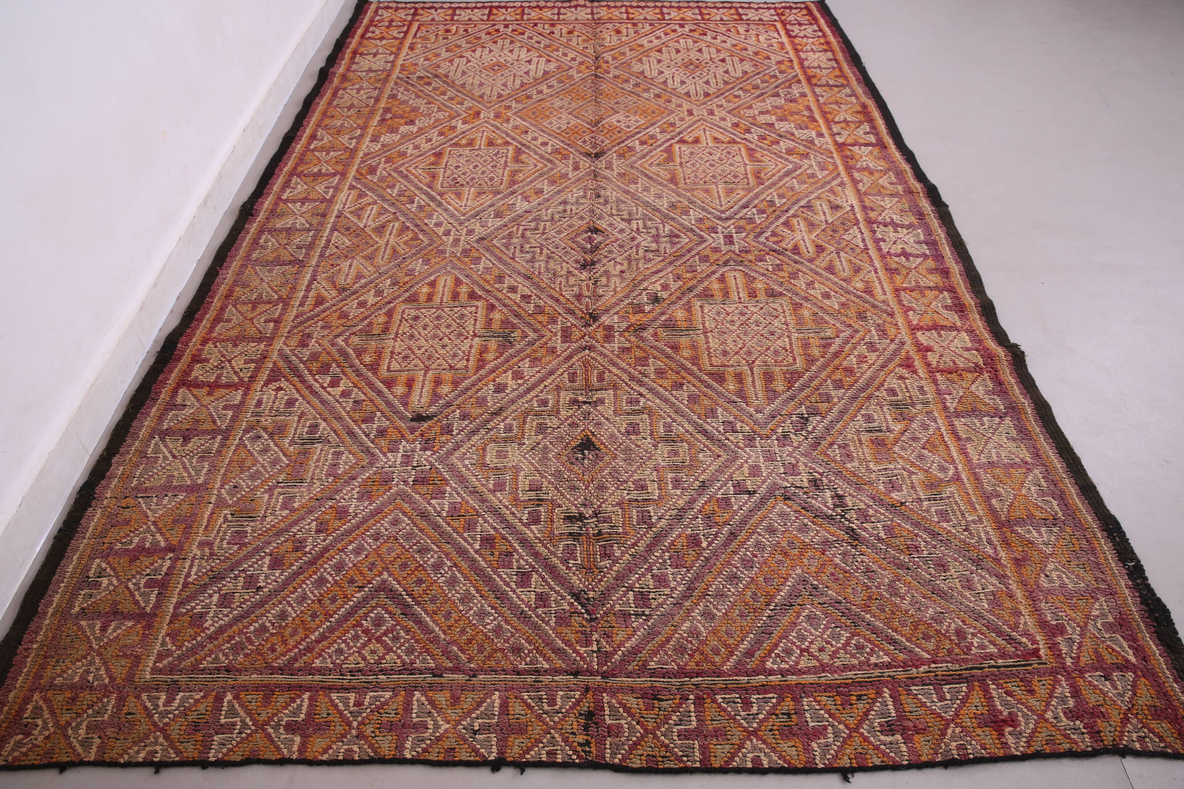 Vintage Beni Mguild Rug 208 x 315 cm - Berber Wool Rug - Moroccan Rug