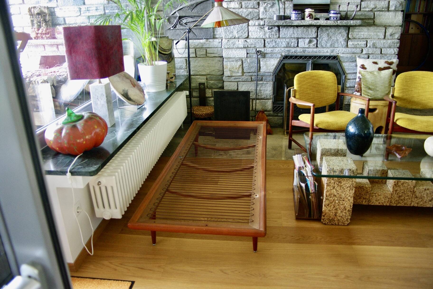 Vintage minerva daybed in solid teak and alcantara by peter hvidt for john stuart 1950s