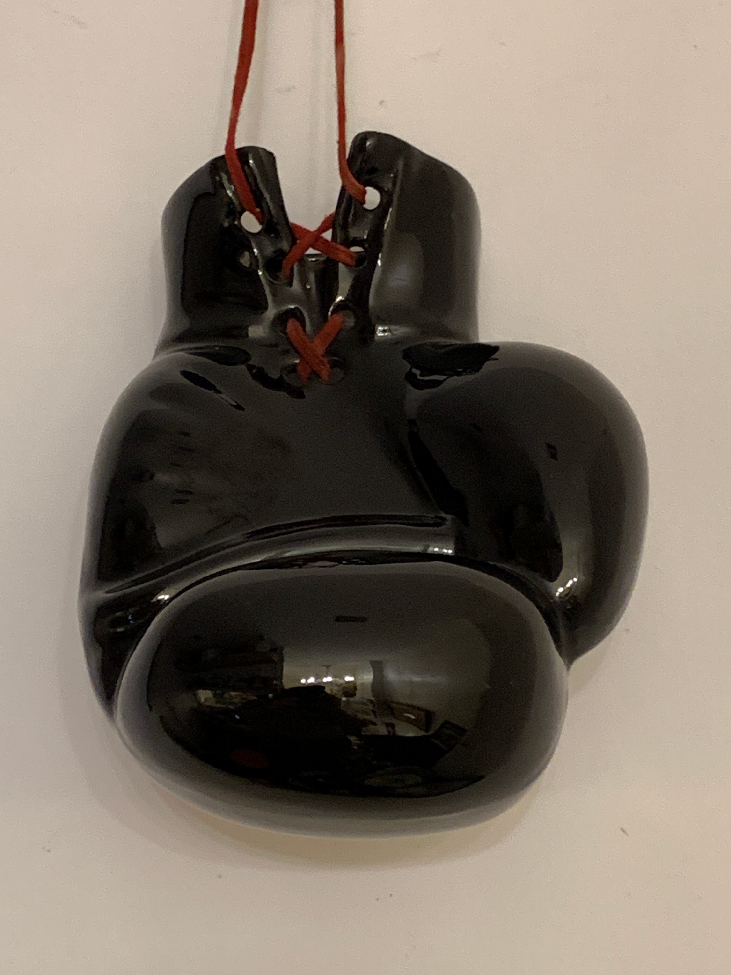 Ashtray or empty pocket in black ceramic, boxing glove JC. Peire, 1970