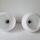 Duo d'appliques en opaline et porcelaine