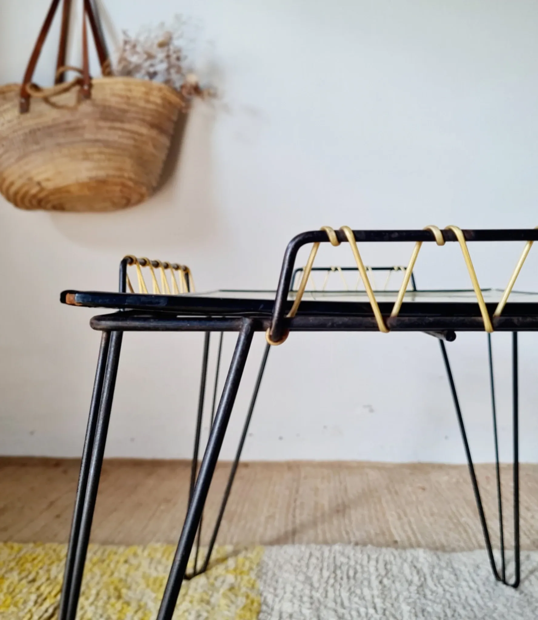 Table basse d'appoint en métal noir et scoubidou