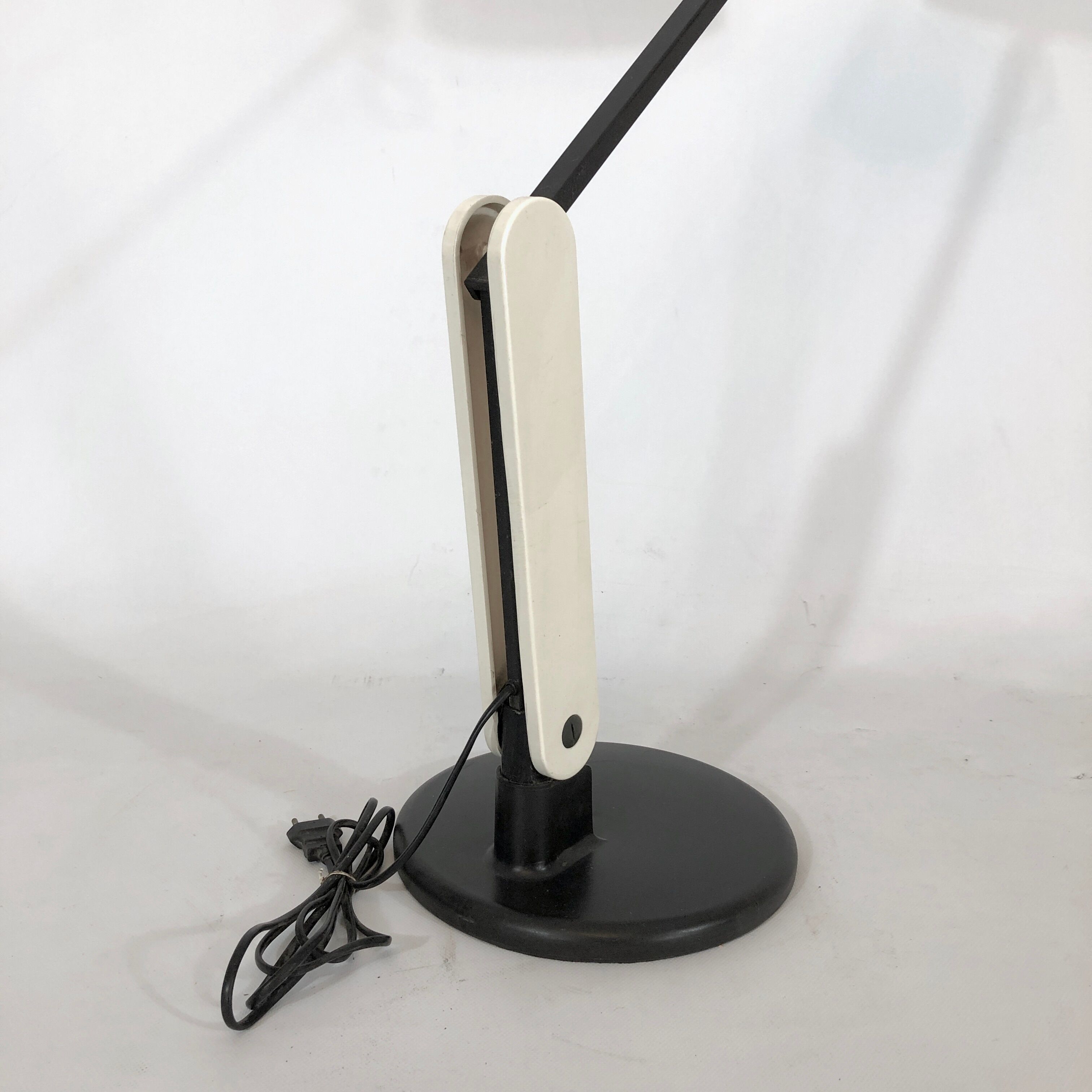 Articulated white table lamp from 70s Harvey Guzzini