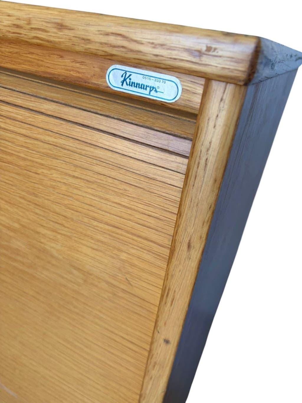 Classeur, armoire à rideaux roulant vintage en bois sur pieds chromés