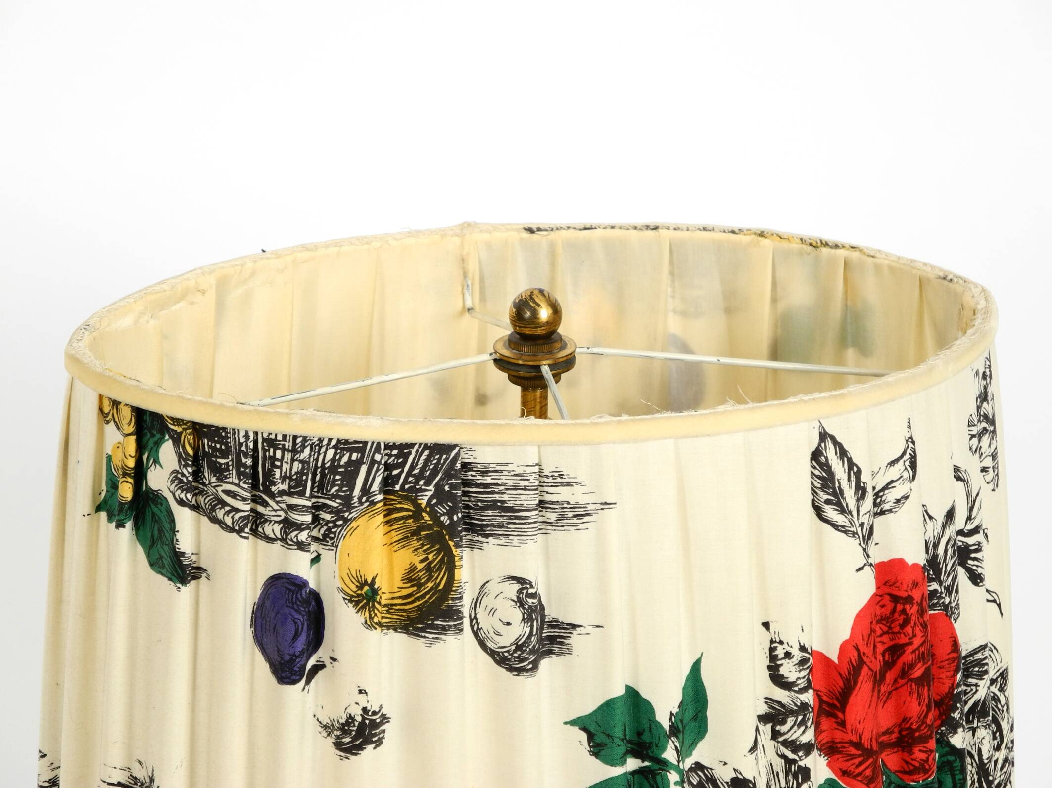 Large elegant 1960s KPM table lamp in porcelain and pleated silk lampshade