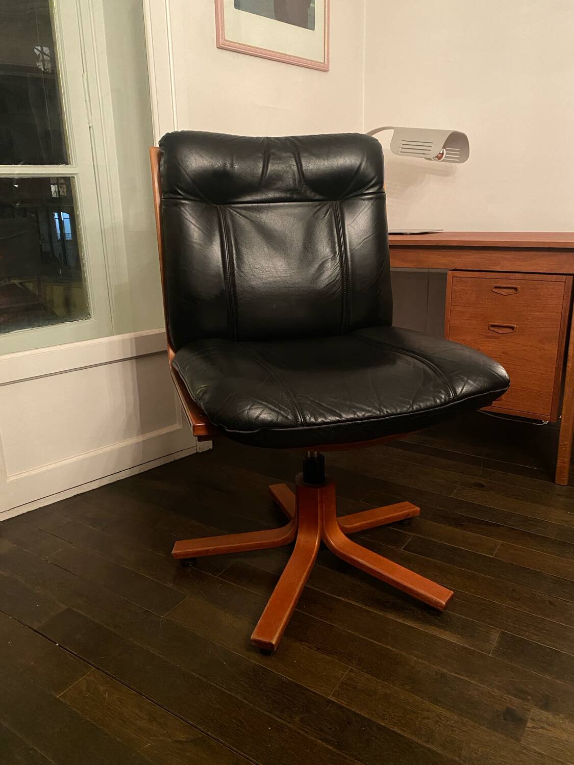 Vintage design office chair - Swivel lobby chair in black leather