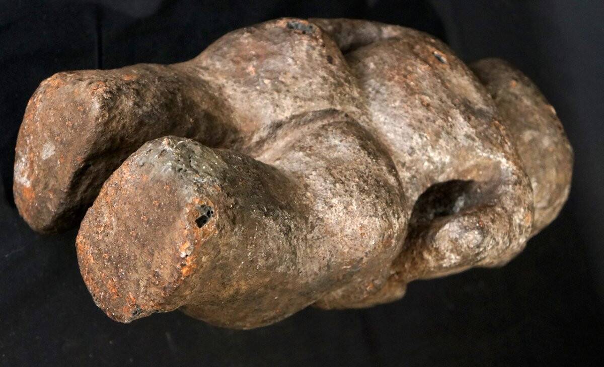 Figure anthropomorphe en pierre volcanique art tribal africain Côte d’Ivoire XVIIIe siècle