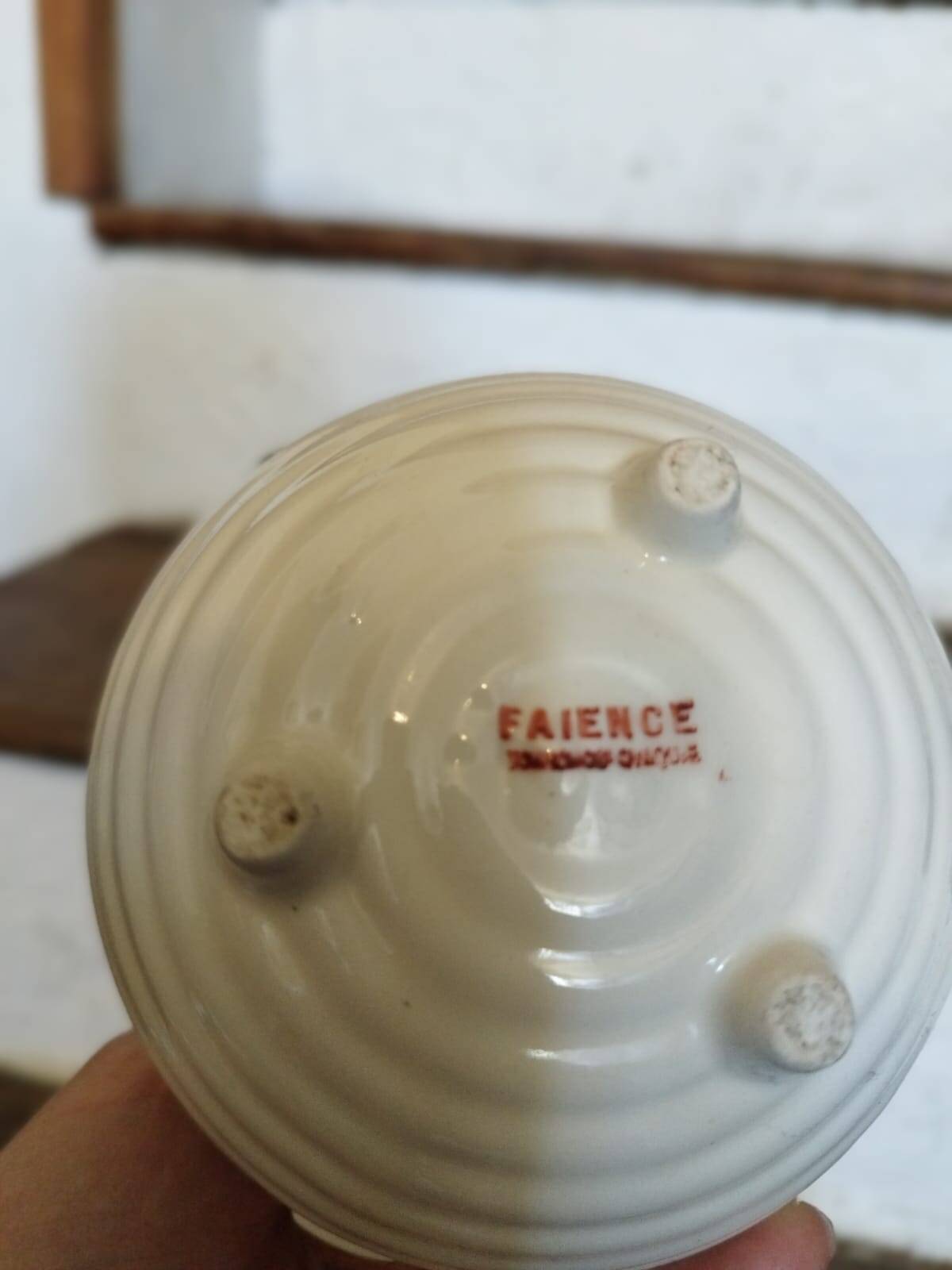 Petit panier en céramique avec dorure estampillé "Faience Tchéchoslovaquie"