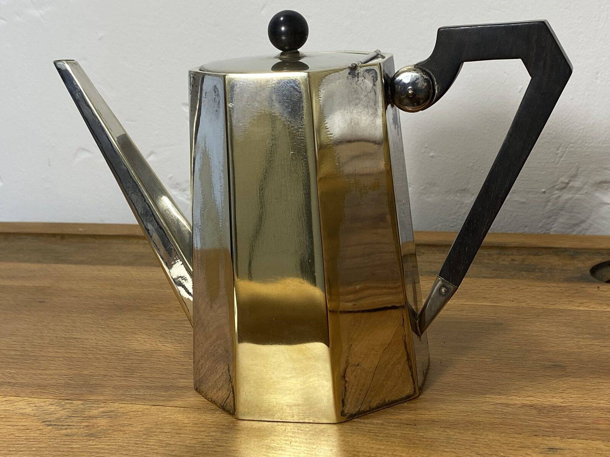 Cafetière en argent massif de style Art Déco français, octogonale, avec poignée en bois ébène, vers 1925-1935.