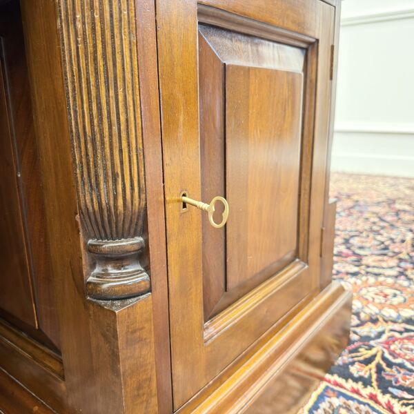 Bureau Chesterfield anglais classique avec panneau arrière