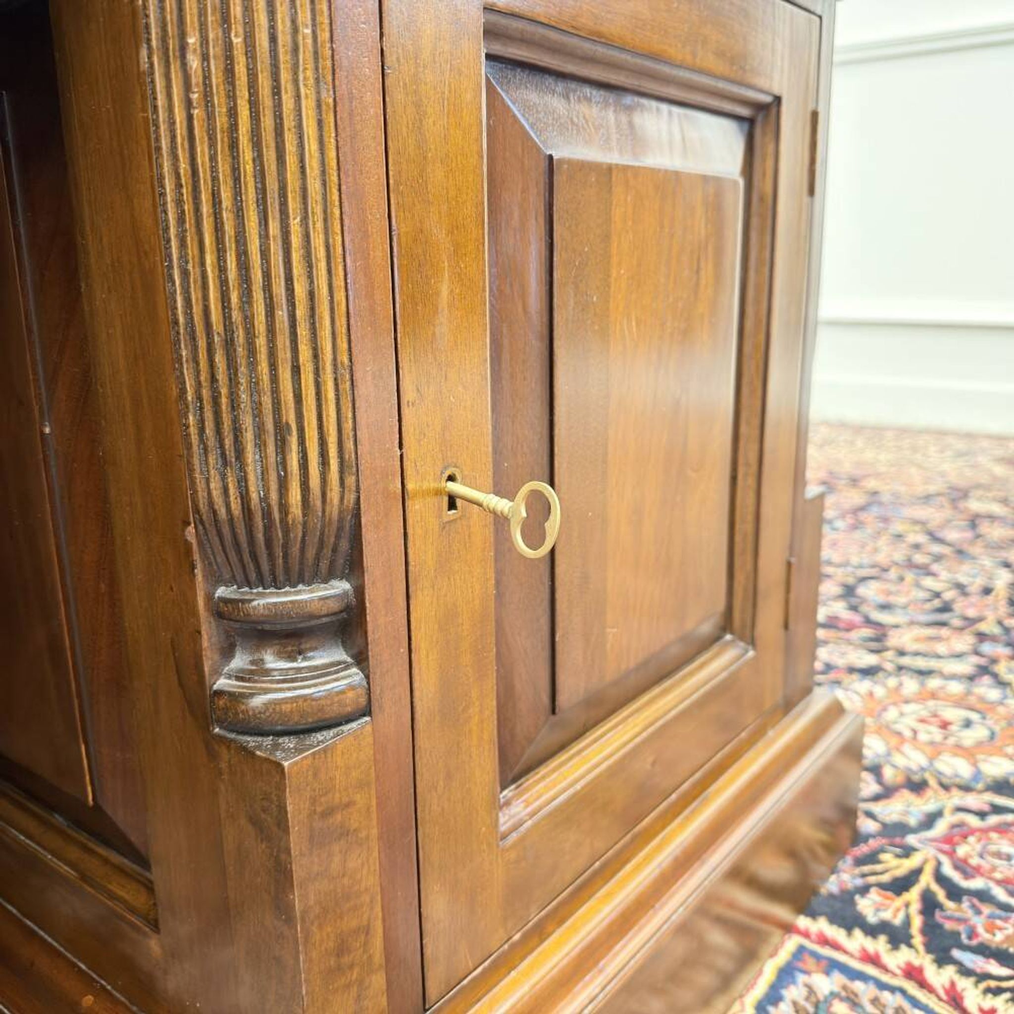 Bureau Chesterfield anglais classique avec panneau arrière