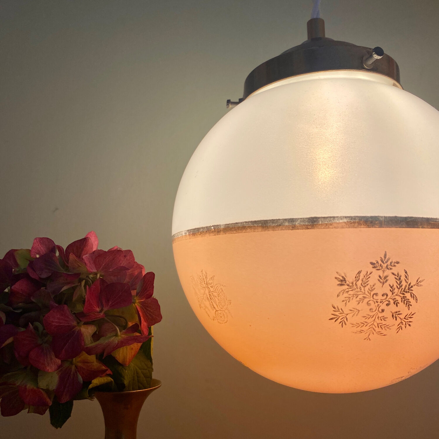 Suspension globe vintage en opaline blanche et rose