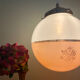 Suspension globe vintage en opaline blanche et rose