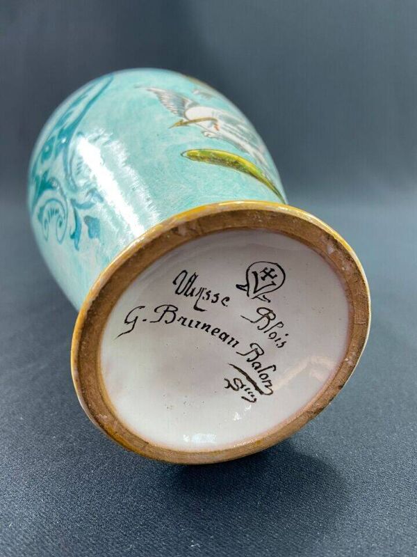 Vase en faïence de Blois signée Ulysse Bruneau Balon décor de cygne et couronne
