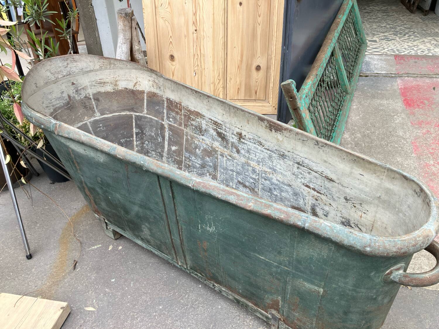Green zinc bathtub