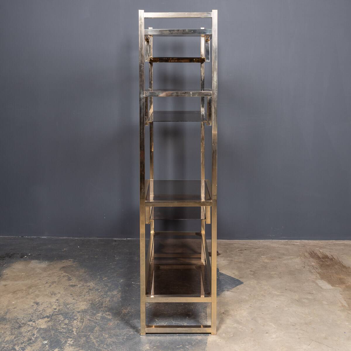 Étagère en laiton et verre fumé italien élégante des années 1970