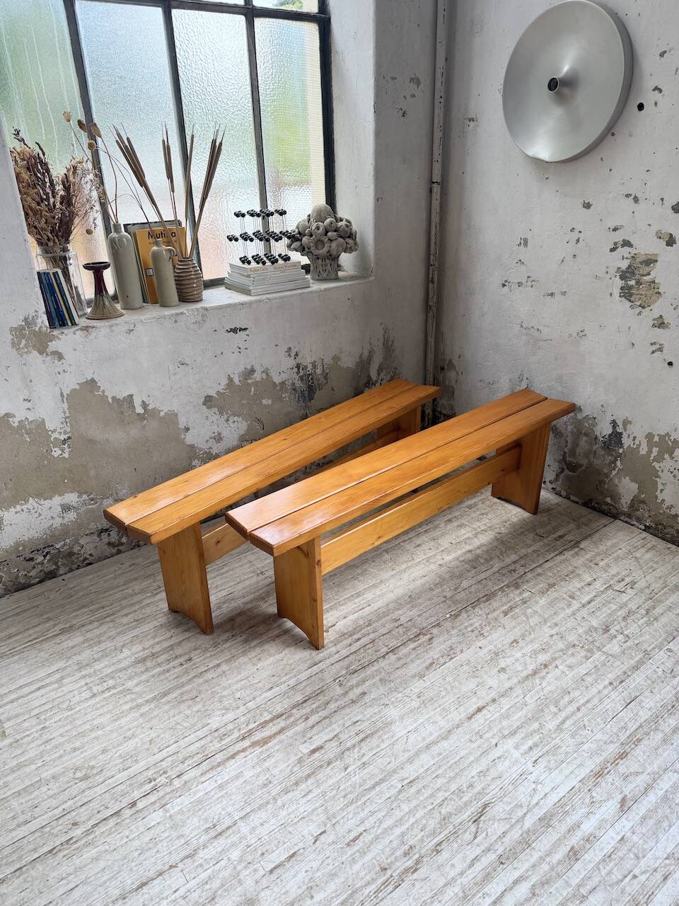 Paire de bancs en pin Charlotte Perriand Les arcs