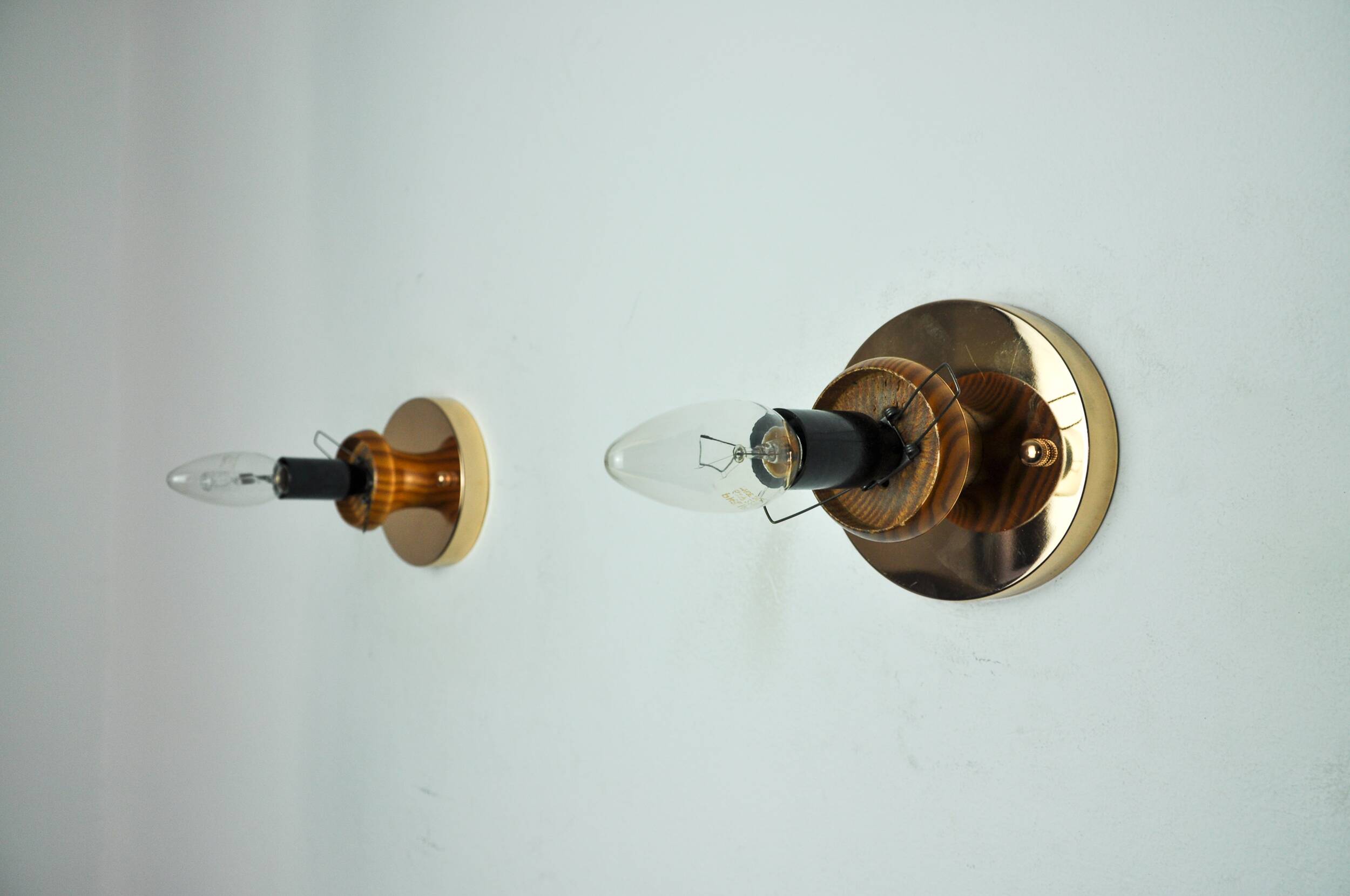 Pair of "cocoon" wall lights, resin and pine, Italy, 1970