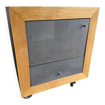 Meuble d'appoint en bois naturel avec façades en métal perforé gris foncé sur roulettes (bois massif et métal)