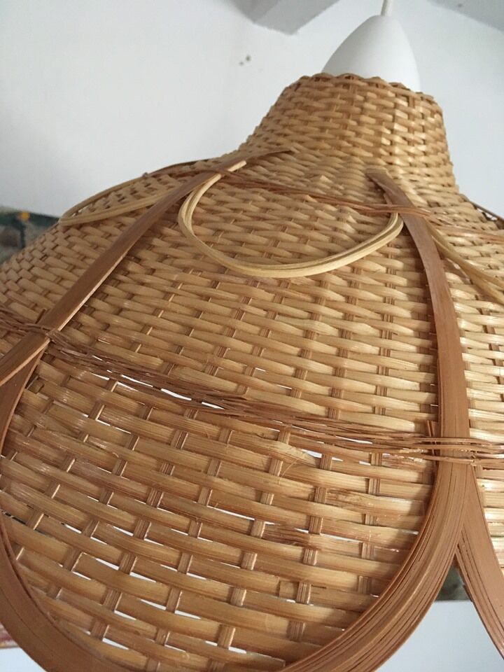 Hanging in wicker and rattan in the shape of a flower