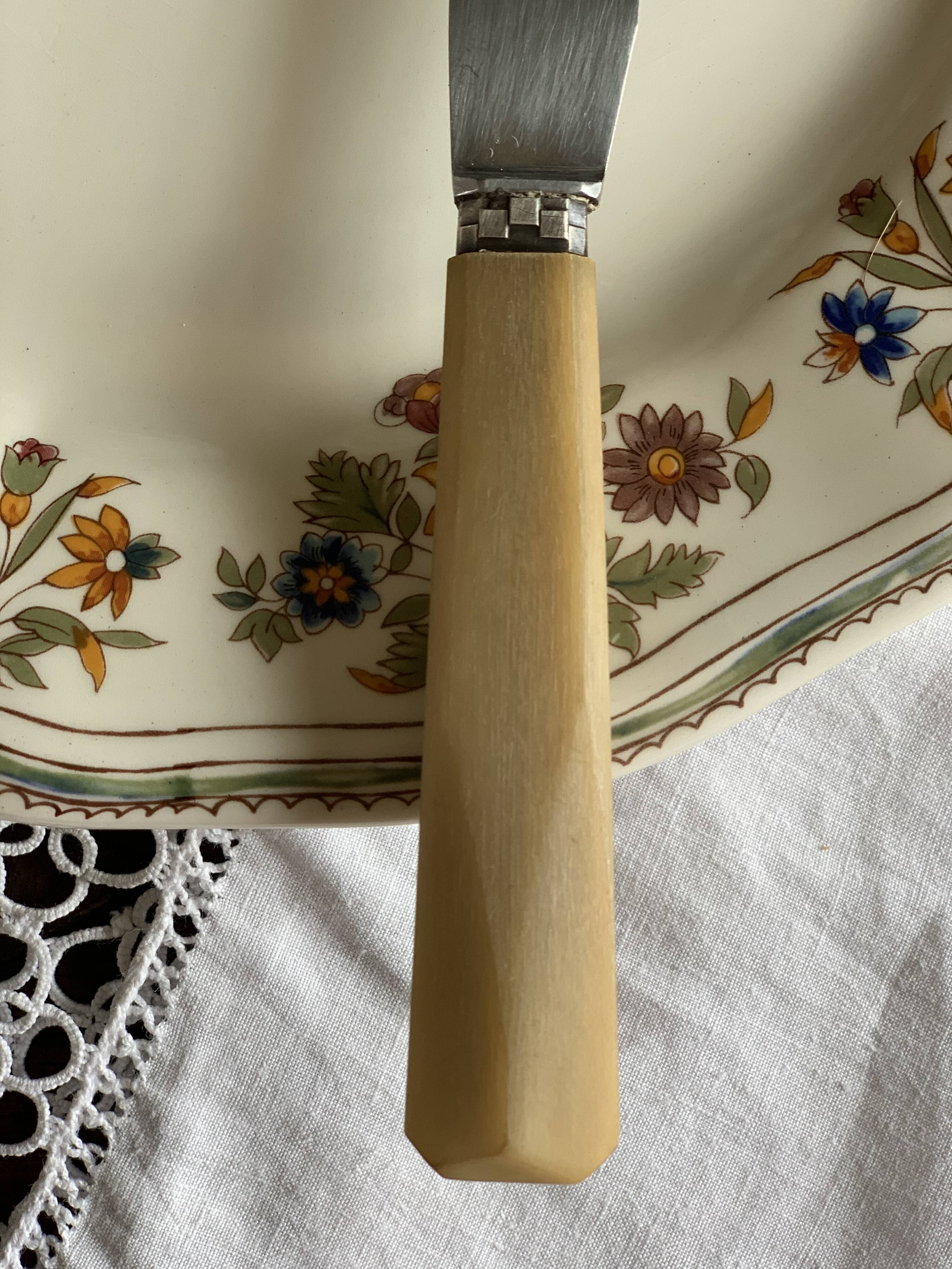 Set of 11 old table knives, horn handle, stainless blade and silver ferrule