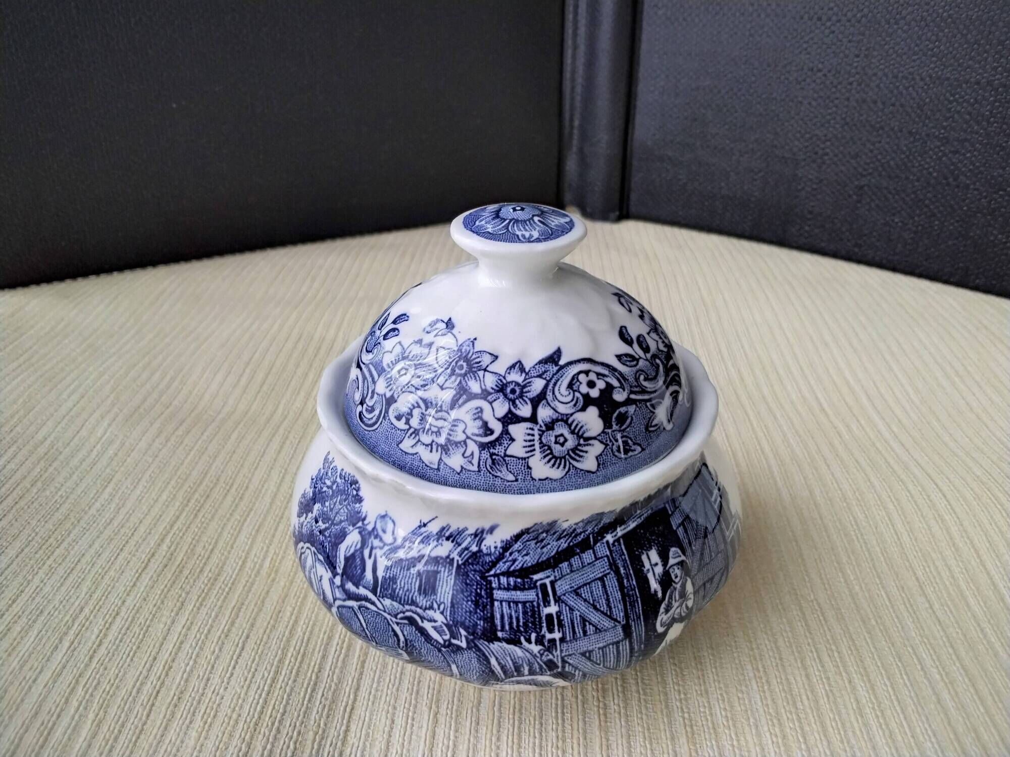 Sucrier en porcelaine Anglaise Royal Tudor