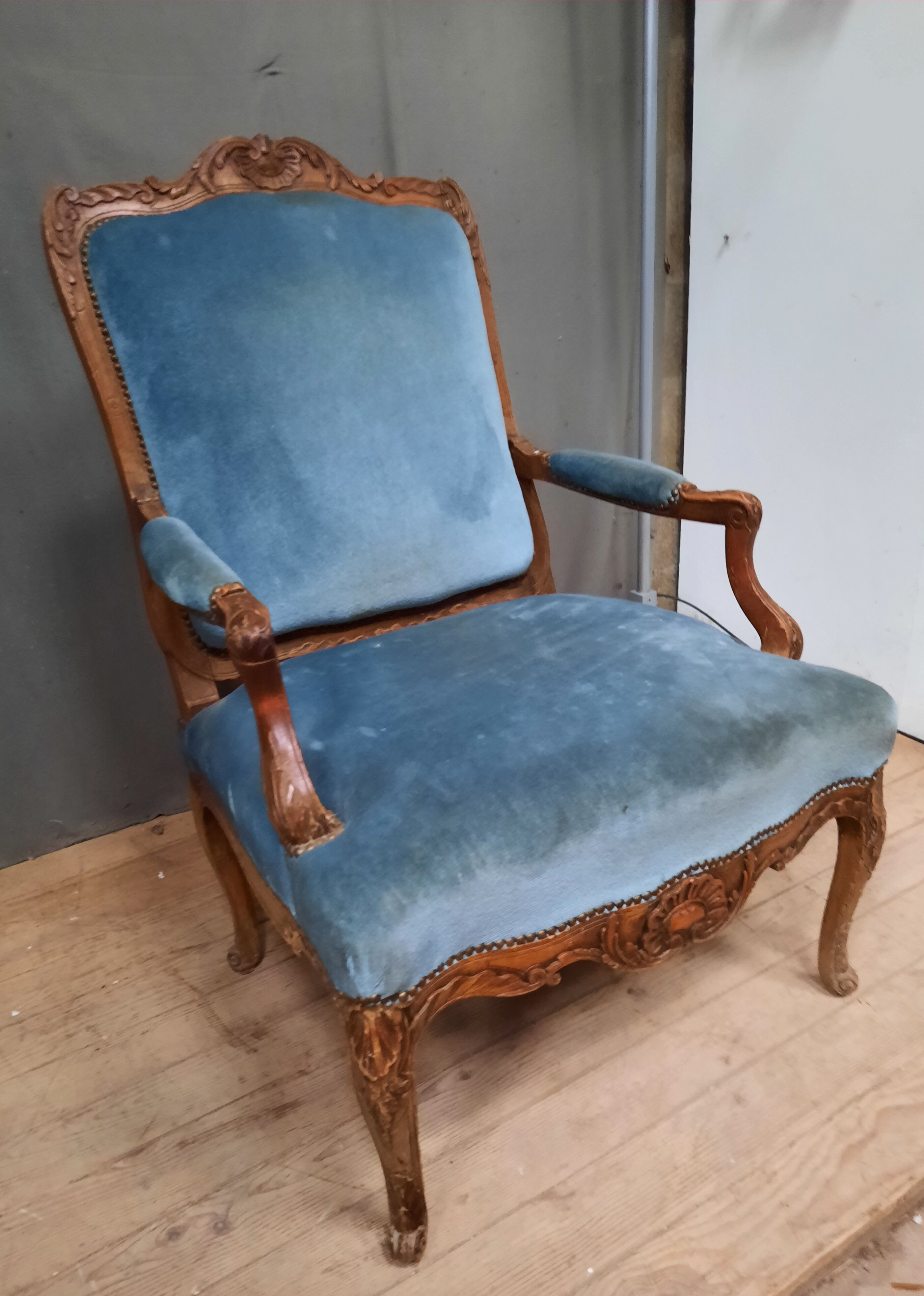 Fauteuil regence en chêne  et velour bleu