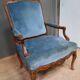 Fauteuil regence en chêne  et velour bleu