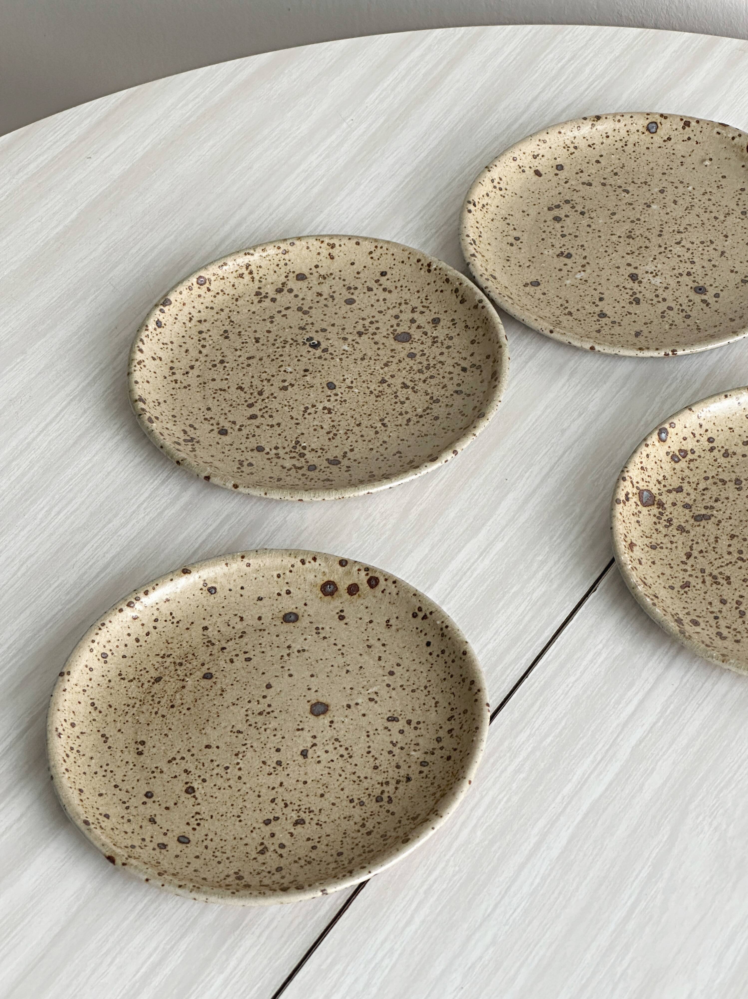 Set of 4 speckled stoneware plates