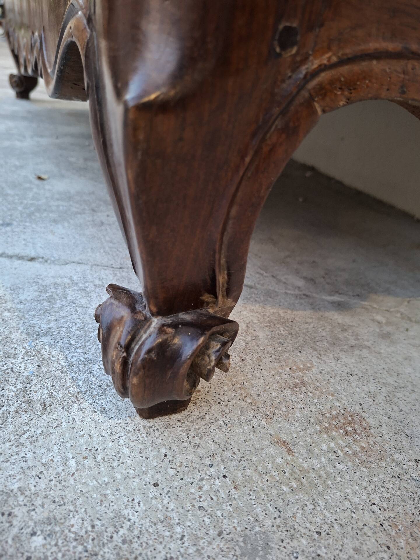Louis XV style commode in solid walnut, 19th century rustic.